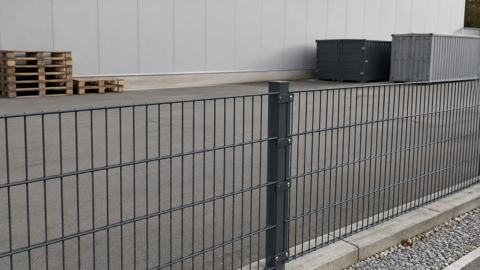 DIY Doppelstabmattenzaun 5 Meter im Außenbereich Anthrazitfarbener Doppelstabmattenzaun an einem Lager- und Gewerbehof